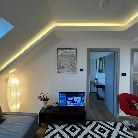 Main Square Apartment *