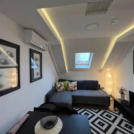 Main Square Apartment *