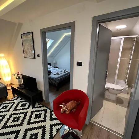 Main Square Apartment *