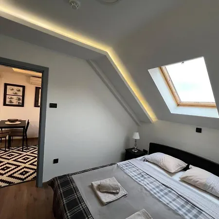 Main Square Apartment *